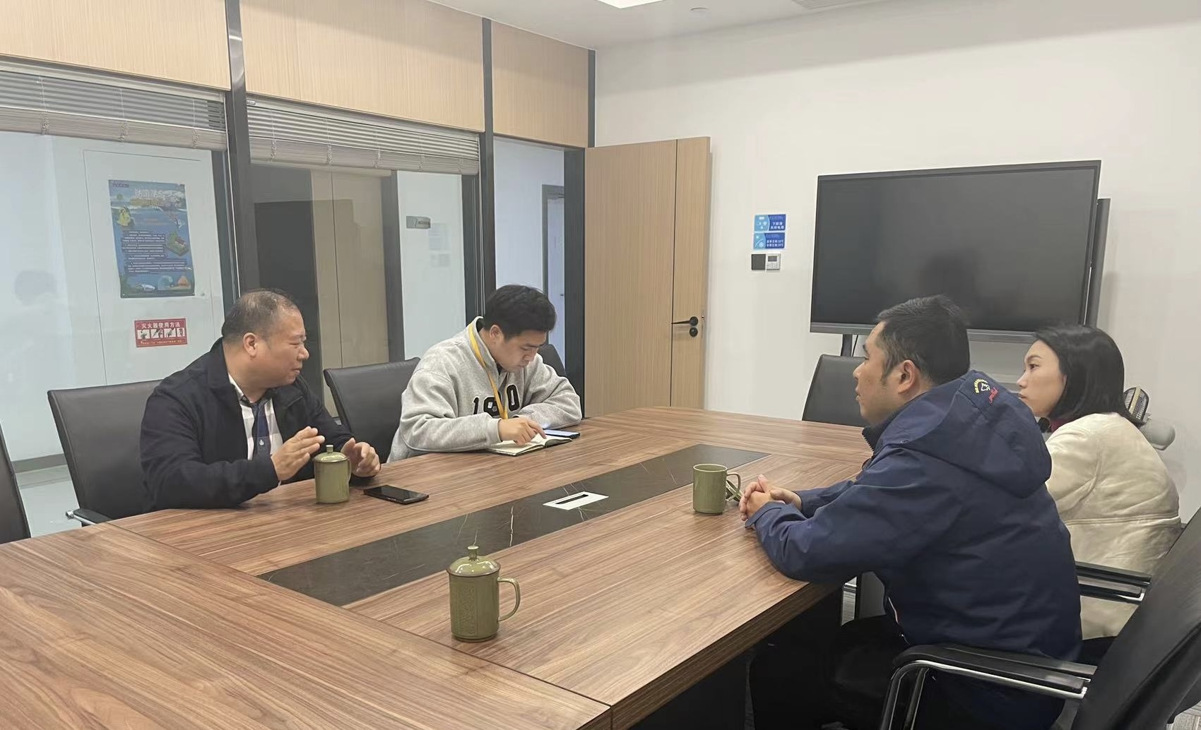 雙嶼街道黨工委委員、紀工委書記葉鋒一行赴面粉公司考察調研